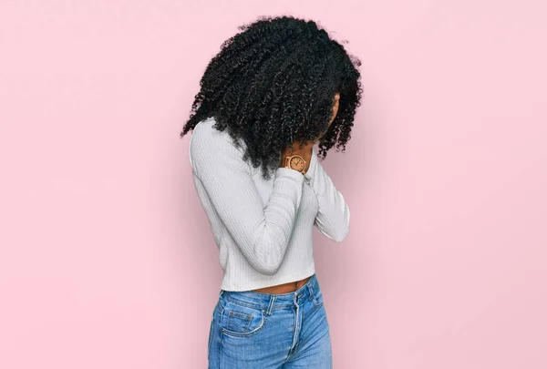 Jovem Afro Americana Vestindo Roupas Casuais Com Expressão Triste Cobrindo — Fotografia de Stock