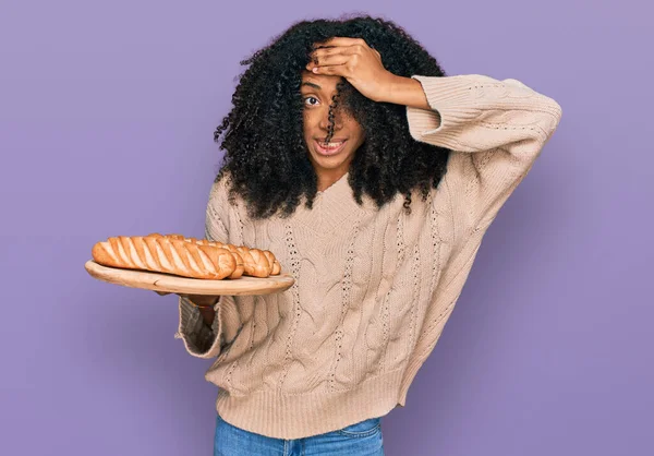 Молода Афроамериканка Тримає Тацю Натягнутим Хлібом Розчарована Рукою Голові Здивоване — стокове фото