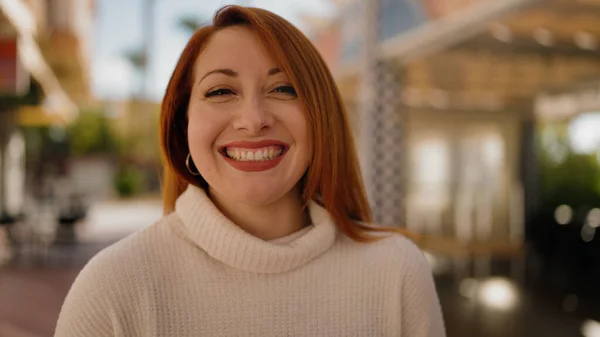 Giovane Rossa Donna Sorridente Fiducioso Piedi Strada — Foto Stock