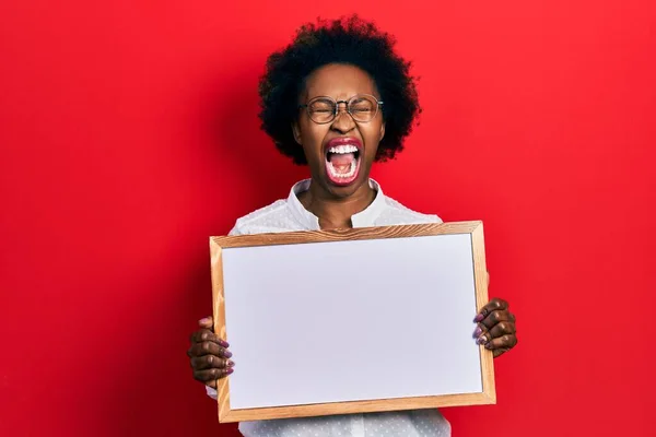 Joven Mujer Afroamericana Sosteniendo Pizarra Blanca Vacía Enojada Loca Gritando — Foto de Stock