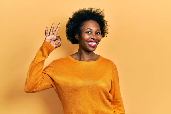 若いアフリカ系アメリカ人の女性は 手や指でOkサインを行う肯定的な笑顔カジュアルな服を着ています 成功した表現 — ストック写真