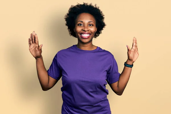 Африканська Американка Волоссям Афроамериканського Кольору Одягнена Звичайну Фіолетову Футболку Показує — стокове фото