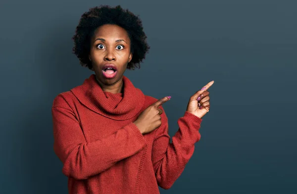 African American Woman Afro Hair Pointing Fingers Side Afraid Shocked — Photo