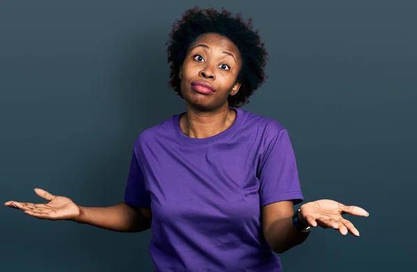 African American Woman Afro Hair Wearing Casual Purple Shirt Clueless — Stok fotoğraf