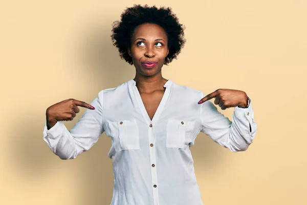 Африканська Американка Волоссям Афро Вказує Пальцями Себе Посміхаючись Дивлячись Сторону — стокове фото