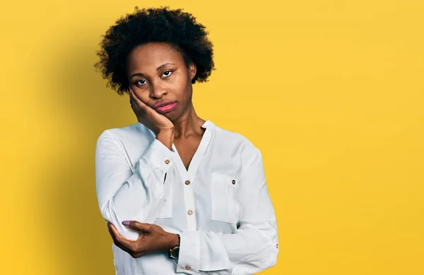 Afričanky Americká Žena Afro Vlasy Sobě Ležérní Bílé Tričko Myšlení — Stock fotografie