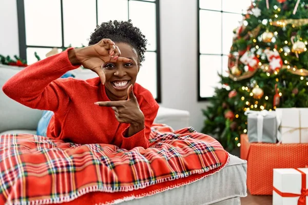 Junge Afrikanisch Amerikanische Frau Auf Dem Sofa Weihnachtsbaum Lächelnd Und — Stockfoto