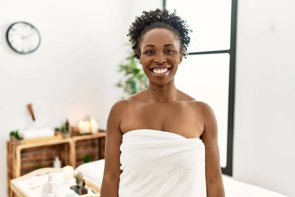 Young African American Woman Wearing Towel Standing Beauty Center Looking — Foto Stock