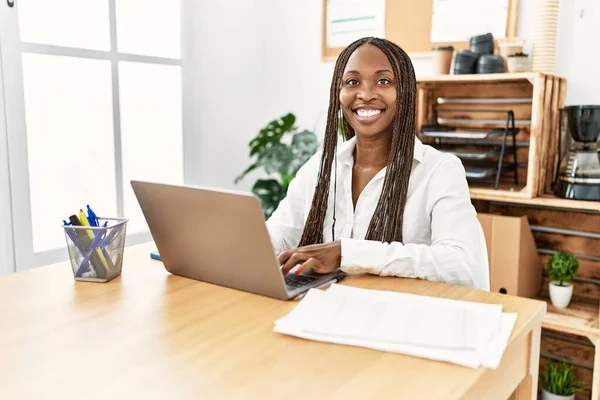Mladý Africký Americký Podnikateležena Usměvavý Šťastný Práce Kanceláři — Stock fotografie