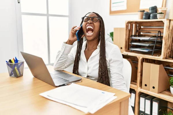 Mulher Negra Com Tranças Trabalhando Escritório Falando Telefone Irritado Louco — Fotografia de Stock