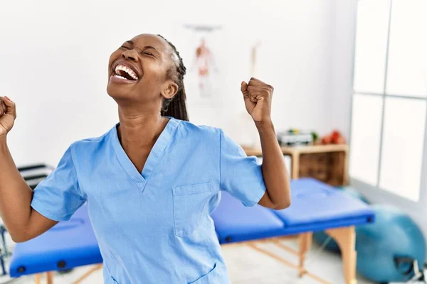 Zwarte Vrouw Met Vlechten Werken Bij Pijn Herstel Kliniek Vieren — Stockfoto