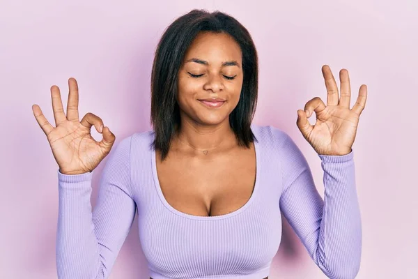 身穿休闲装的年轻的非洲裔美国女孩 闭着眼睛 用手指做冥想动作 瑜伽概念 — 图库照片