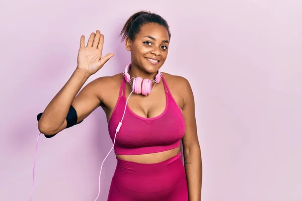 Ung Afrikansk Amerikansk Flicka Bär Gym Kläder Och Använder Hörlurar — Stockfoto