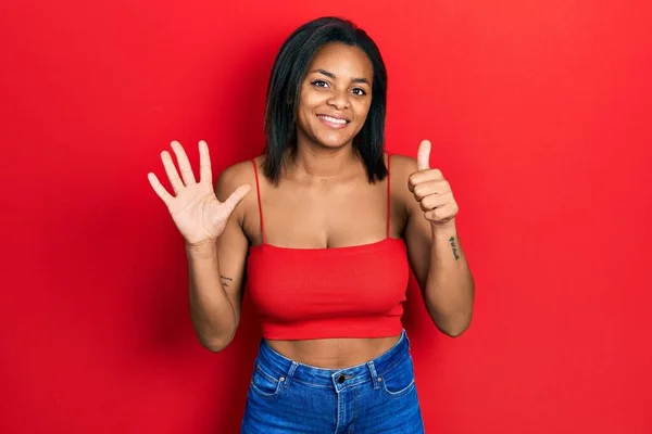 Jovem Afro Americana Vestindo Estilo Casual Com Camisa Sem Mangas — Fotografia de Stock