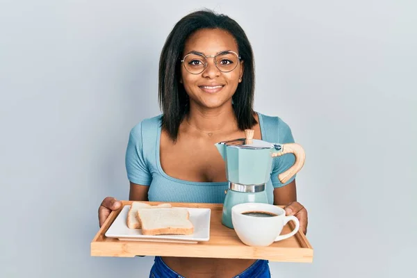 Młoda Afrykańska Dziewczyna Trzyma Tacę Jedzeniem Śniadanie Uśmiechając Się Szczęśliwym — Zdjęcie stockowe