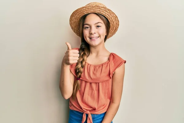 Schöne Brünette Kleine Mädchen Mit Sommermütze Glücklich Und Positiv Lächelnd — Stockfoto