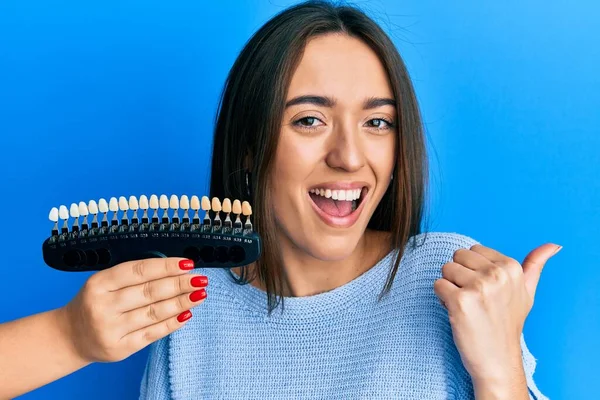 Jong Hispanic Meisje Vergelijken Tanden Whitening Wijzen Duim Naar Zijkant — Stockfoto