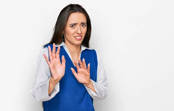 若いヒスパニック系の女の子がカジュアルな服を着て嫌悪反応のために嫌悪感を表現 不満と恐ろしい嫌な顔をしてうんざり 手を挙げて — ストック写真