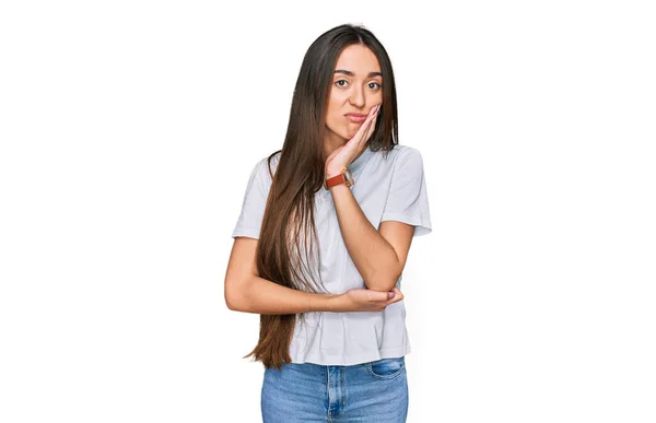 Mladý Hispánec Dívka Sobě Ležérní Bílé Tričko Myšlení Vypadat Unaveně — Stock fotografie
