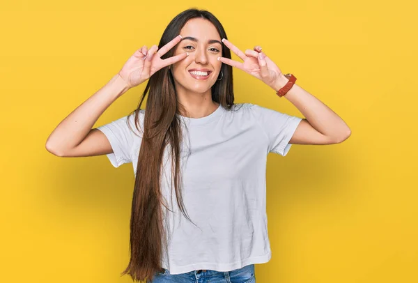 Jong Hispanic Meisje Dragen Casual Wit Shirt Doen Vrede Symbool — Stockfoto