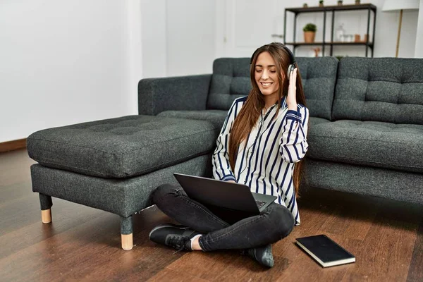Молода Іспаномовна Жінка Використовує Ноутбук Сидячи Підлозі Вдома — стокове фото