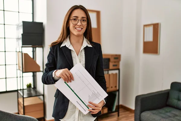 Young Hispanic Woman Business Worker Holding Paperwork Standing Office — Stock Photo, Image