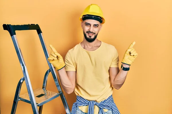 Homem Bonito Com Barba Por Escadas Construção Vestindo Hardhat Sorrindo — Fotografia de Stock