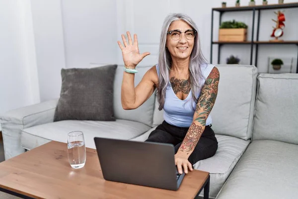 Middle Age Grey Haired Woman Using Laptop Home Showing Pointing — ストック写真