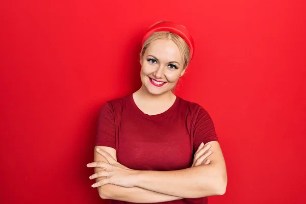Sıradan Kırmızı Tişört Giyen Kollarını Kavuşturup Kameraya Bakan Mutlu Yüzlü — Stok fotoğraf