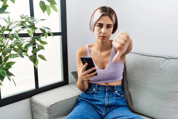 Jonge Mooie Vrouw Met Behulp Van Smartphone Typen Bericht Zitten — Stockfoto