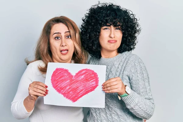 Oriente Médio Mãe Filha Segurando Papel Com Coração Desenhar Expressão — Fotografia de Stock
