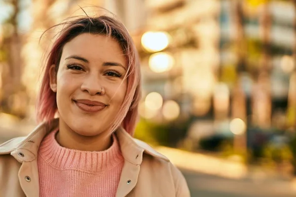 Junges Hispanisches Mädchen Lächelt Glücklich Der Stadt — Stockfoto