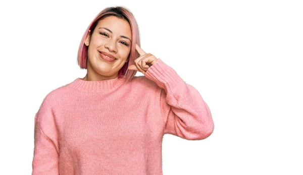 Hispanic Kvinna Med Rosa Hår Bär Casual Vinter Tröja Ler — Stockfoto