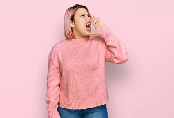 Hispanic Woman Pink Hair Wearing Casual Winter Sweater Shouting Screaming — Stock Photo, Image