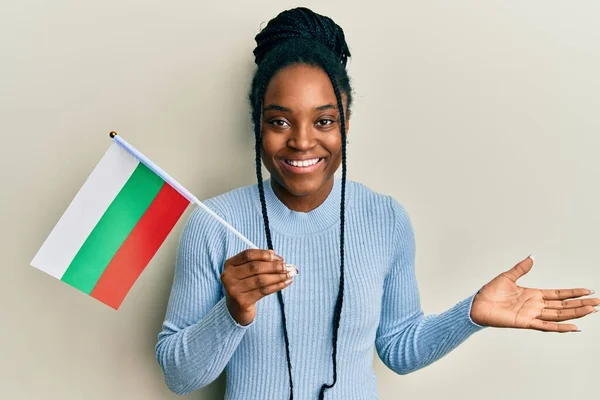African American Woman Braided Hair Holding Bulgaria Flag Celebrating Achievement — Foto Stock