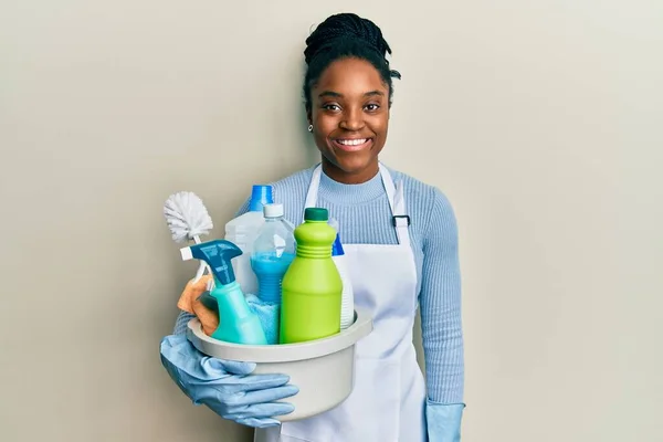 African American Woman Braided Hair Wearing Apron Holding Cleaning Products —  Fotos de Stock