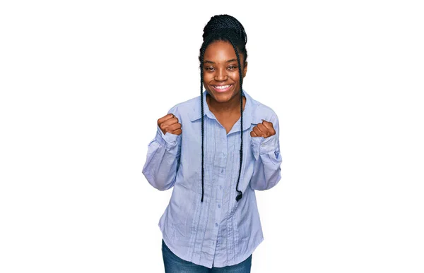 Молодая Африканская Американка Одетая Повседневную Одежду Взволнована Успехом Поднятыми Руками — стоковое фото