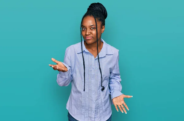 Jonge Afro Amerikaanse Vrouw Draagt Nonchalante Kleren Onwetend Verwarde Uitdrukking — Stockfoto