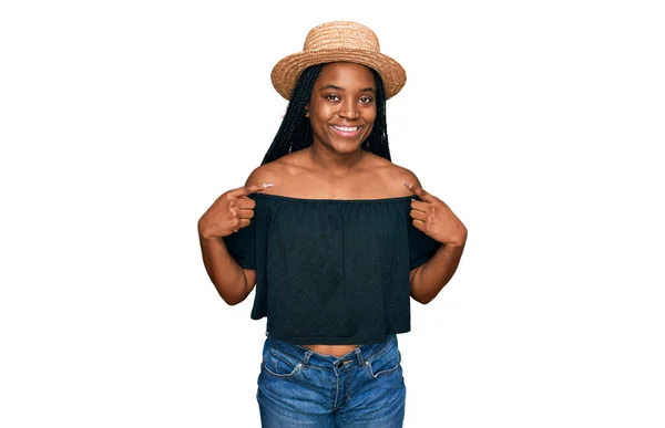 Jovem Afro Americana Usando Chapéu Verão Olhando Confiante Com Sorriso — Fotografia de Stock