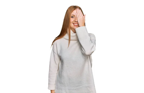Mujer Joven Irlandesa Usando Suéter Invierno Casual Cubriendo Ojo Con — Foto de Stock