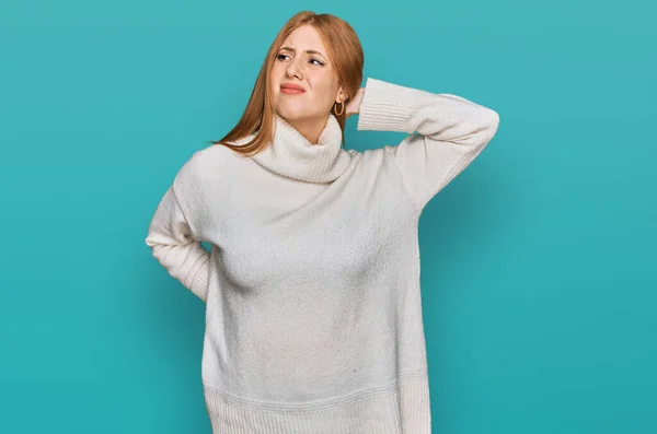 Young Irish Woman Wearing Casual Winter Sweater Suffering Neck Ache — Stok fotoğraf