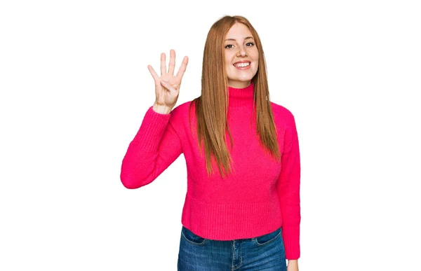 Молодая Ирландская Женщина Повседневной Одежде Показывает Указывает Пальцами Номер Четыре — стоковое фото