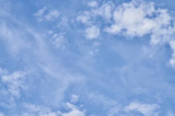 Prachtige Blauwe Lucht Met Wolken Een Zonnige Dag — Stockfoto