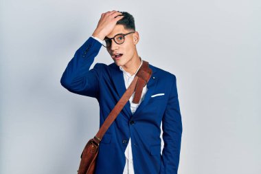 İş kıyafetleri giyen genç İspanyol bir adam hata için el ele tutuşup şaşırdı. Hatayı hatırla. Unuttum, kötü hafıza kavramı. 