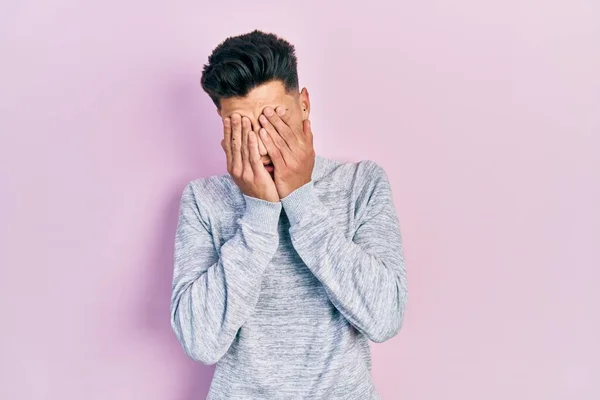 泣きながら手で顔を覆う悲しい表情のカジュアルな服を着た若いヒスパニック系の男 うつ病の概念 — ストック写真