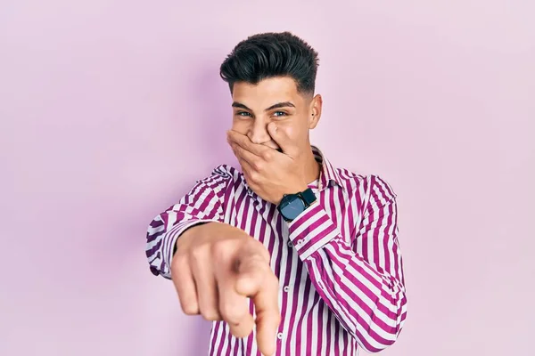Ung Latinamerikan Man Klädd Vardagskläder Skrattar Dig Pekar Finger Mot — Stockfoto