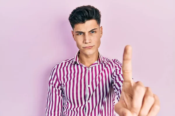 Mladý Hispánec Neformálním Oblečení Ukazující Prstem Nahoru Rozzlobeným Výrazem Neprojevuje — Stock fotografie