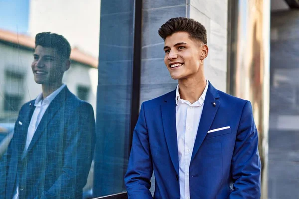 Junger Mann Lächelt Selbstbewusst Anzug Auf Der Straße — Stockfoto
