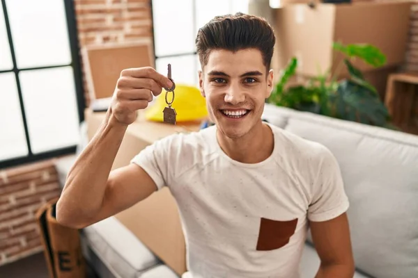 Jonge Spaanse Man Glimlachend Zelfverzekerd Met Sleutel Van Huis Nieuw — Stockfoto