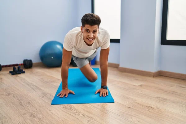 Young Hispanic Man Smiling Confident Training Abs Exercise Sport Center — ストック写真